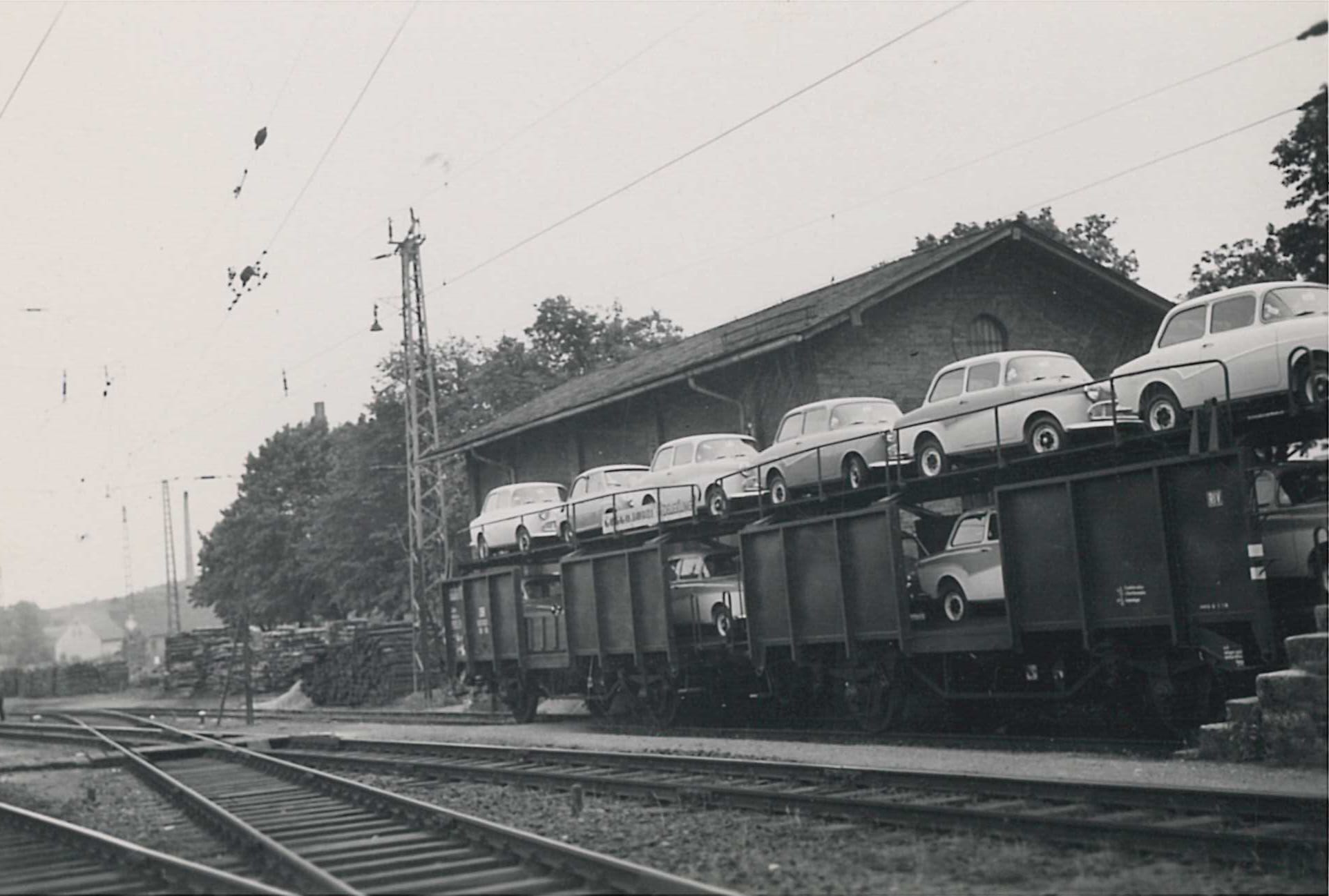 Autolieferung mit Goggomobilen beim Autohaus Praller in den 1950er-Jahren