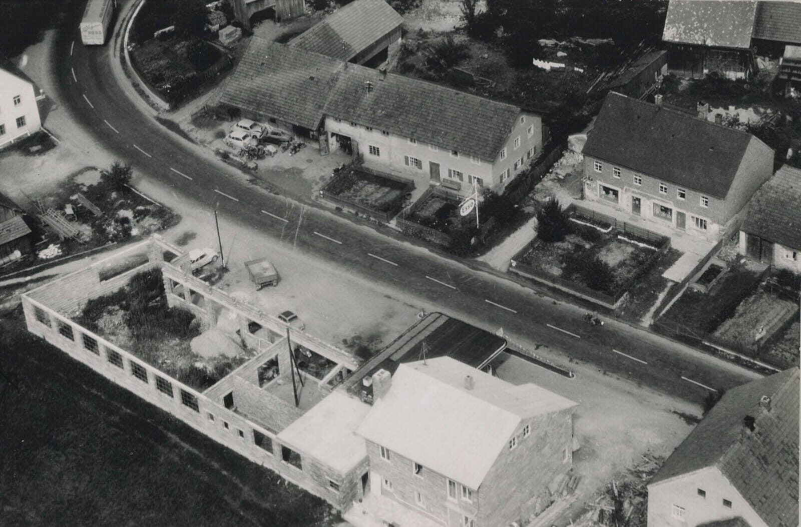 Autohaus Praller 1957 mit Werkstatt und Waschhalle