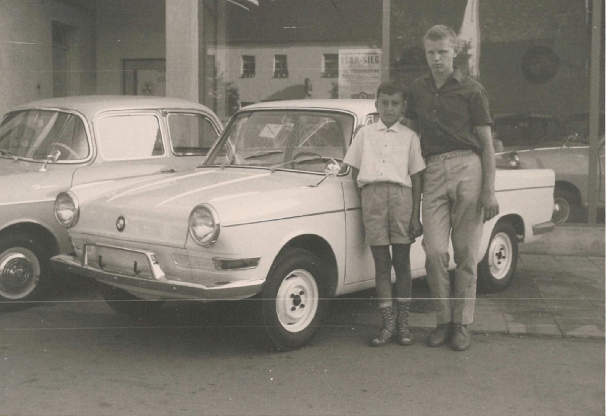 Christian Praller sen. und Helmut Praller in den 1960er Jahren vor dem Autohaus