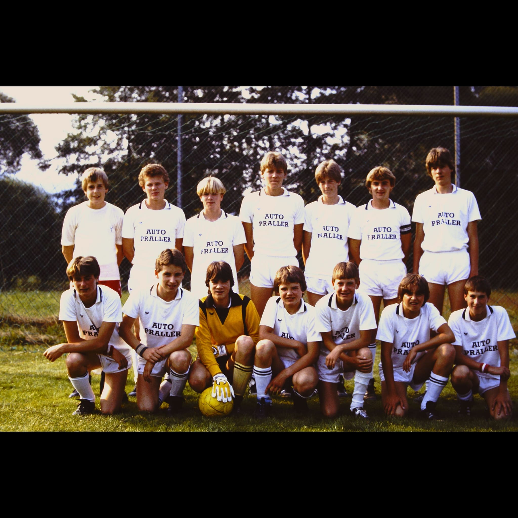 B-Jugend des TSV mit Trikots vom Autohaus Praller